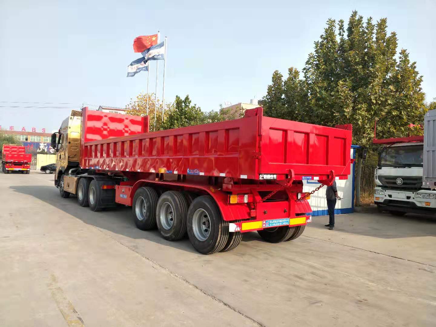 后翻自卸車